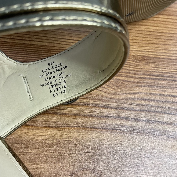 Liz Claiborne Elegant Gold Strappy Heels with ankle Buckle size 9 - Picture 5 of 8